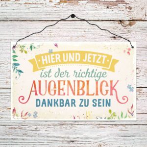 Holzschild: Hier und jetzt ist der richtige Augenblick, dankbar zu sein.
