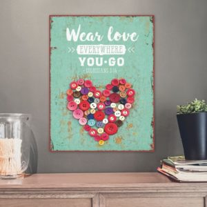 Metallschild: Wear love everywhere you go