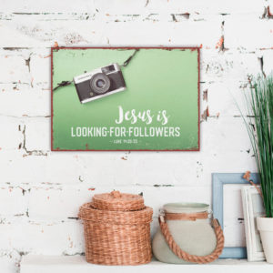 Metallschild: Jesus is looking for followers