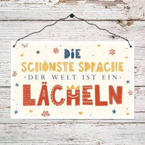 Holzschild: Die schönste Sprache ist immer ein Lächeln