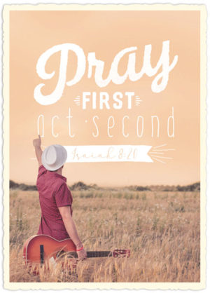Postkarte: Pray first (XL)