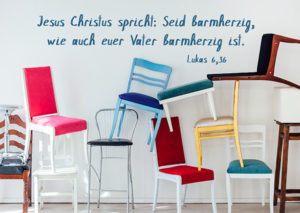Postkarte: Seid barmherzig, wie auch euer Vater ... (Motiv Stühle)
