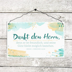 Holzschild: Dankt dem Herrn, denn er ist freundlich, und seine Güte bleibt ewiglich bestehen. Siehe Chronik 16,34