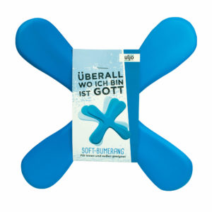 Soft-Bumerang: Überall wo ich bin ist Gott (blau)